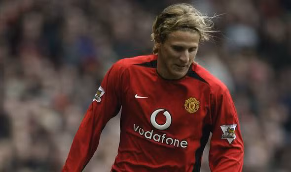 Diego Forlan gia nhập Man Utd ở mùa giải 2002/03 với mức giá 6,9 triệu bảng. Song đóng góp của anh lại vô cùng ít ỏi tại đội bóng chủ sân Old Trafford.