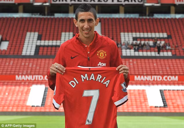 Do liên tục phải thay đổi để thích nghi với những chiến thuật của HLV Luis Van Gaal, Di Maria chỉ còn là cái bóng của chính mình so với thời kỳ bùng nổ tại Santiago Bernabeu. Không được trọng dụng, chân chuyền người Argentina đã một mực đòi ra đi sau chỉ một mùa giải