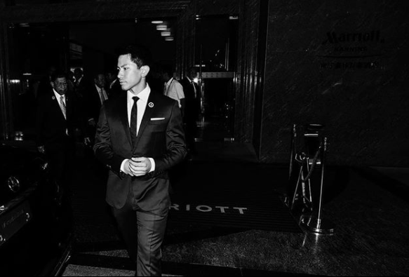 Hoàng tử Brunei cực kì nổi tiếng trên MXH và là hình mẫu lí tưởng của mọi cô gái bởi tài năng, học vấn và vẻ ngoài điển trai.