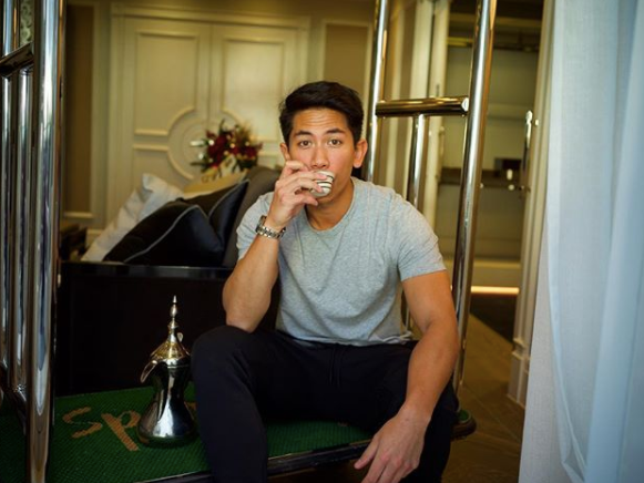 Không chỉ giàu có, anh chàng hoàng tử còn "đốn tim" nhiều người bởi vẻ ngoài điển trai, nam tính.