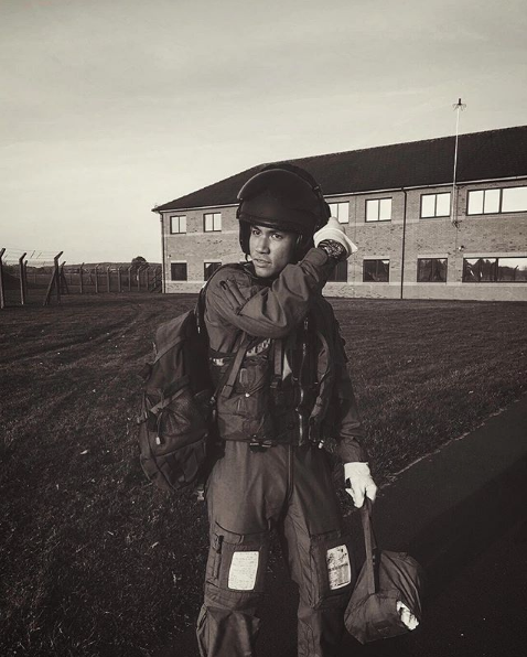 Từng được đào tạo tại không lực Hoàng gia Anh, nên việc sử dụng máy bay để di chuyển khắp mọi nơi trên thế giới trẻ là vô cùng đơn giản với Hoàng tử Mateen.