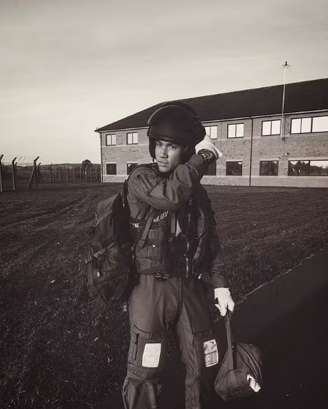 Từng được đào tạo tại không lực Hoàng gia Anh, nên việc sử dụng máy bay để di chuyển khắp mọi nơi trên thế giới trẻ là vô cùng đơn giản với Hoàng tử Mateen.