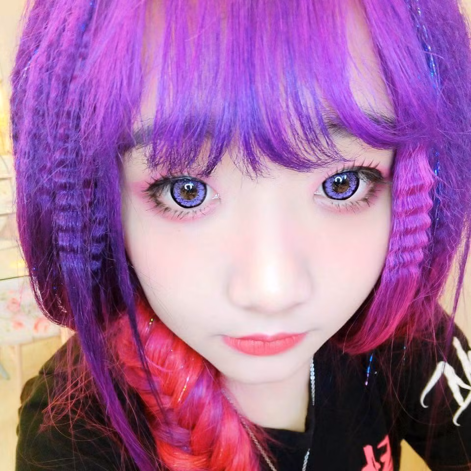 Chia sẻ với PV, Cát Phương nói rằng: "Ngay từ khi còn là sinh viên của FPT Arena, mình đã bán mỹ phẩm, lens và đồ làm đẹp trên mạng. Ra trường, mình tiếp tục phát triển, mở rộng thêm shop online và bán thêm quần áo. Cũng nhờ những màu tóc khá lạ, nên shop của mình được rất nhiều bạn trẻ Sài Gòn, nhiều tỉnh thành lân cận quen biết và ủng hộ".