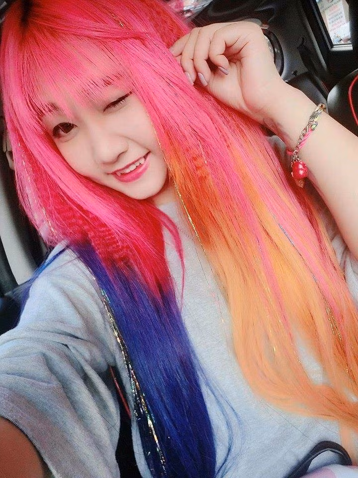 Trần Ngọc Cát Phương - cô gái 9X tóc đỏ từng gây ấn tượng vào ấn tượng với cộng đồng mạng bằng sở thích thay đổi màu tóc theo phong thủy. Sau một thời gian "mất tích" trên mạng xã hội, cô bạn này đã trở lại đầy ấn tượng với những màu tóc mới khiến bất cứ ai nhìn vào cũng phải bất ngờ. Ảnh trong bài: FBNV.
