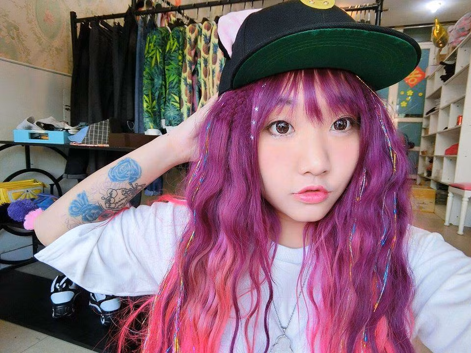 Năng động, cá tính và có chút nhan sắc, cô gái 9X nổi tiếng với màu tóc tông sáng Cát Phương trở thành mẫu hình lý tưởng cho các cô gái hiện đại. Ảnh trong bài: FBNV.