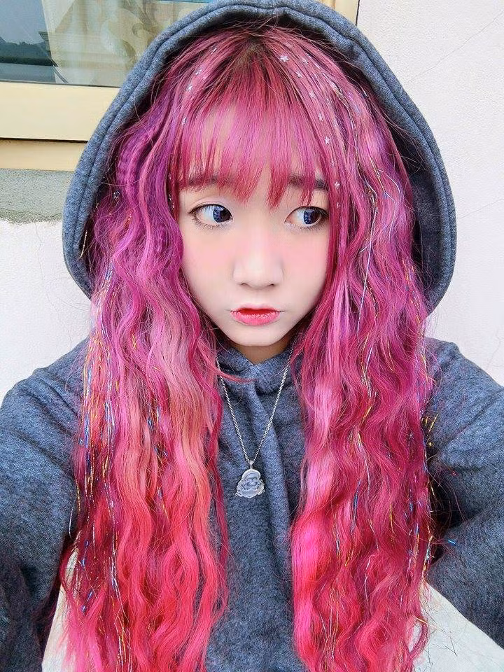 Theo nhiều người nhận xét, nhuộm tóc màu nổi, hay sở hữu nhiều hình xăm trên người đã phần các cô gái sẽ bị đánh giá là "gái hư", tuy nhiên Cát Phương là minh chứng cụ thể cho hình tượng con gái cá tính.