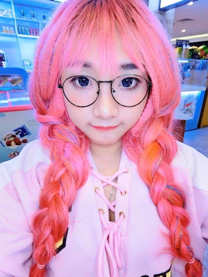 Khi được hỏi về những hình xăm trên cơ thể mình, Cát Phương tâm sự rằng: "Lý do mình chọn hình vẽ chibi rất đơn giản, bởi mình thích các nhân vật anime trong truyện tranh và cũng muốn cuộc sống nhiều màu sắc hơn thôi."