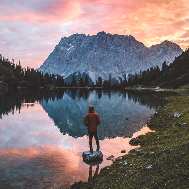 Jannik sinh sống ở một vùng nông thôn Đức nơi có nhiều rừng cây xanh ngắt, núi tuyết, hồ nước phủ sương mờ đẹp tuyệt trần và đây cũng chính là nơi mà anh chàng phượt thủ này lấy cảm hứng đầu tiên để trình làng những bức ảnh của mình.