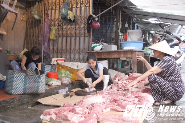 Còn về phần mình chính chị X cũng đã lên tiếng rằng:"Vì lợn nhà nên tôi bán giá hạ hơn bình thường. Mẹ con người bán thịt cách đó khoảng 40m từng đe doạ sẽ thẳng tay xử. Tưởng sự việc chỉ dừng lại ở lời nói, ai ngờ sáng nay tôi vừa chở thịt vào chợ bày ra thì hai người phụ nữ xách cả xô thất thải đổ lên người tôi, làm cả góc chợ bốc mùi hôi thối". Ảnh: VTC