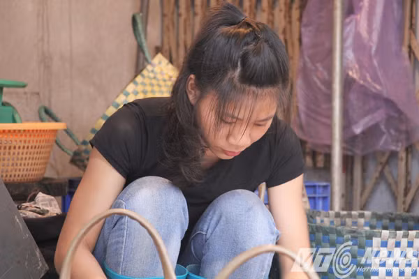 Facebook T.P. bình luận: “Sao cũng vì miếng cơm manh áo mà lại đối xử với nhau tệ bạc như vậy. Cùng là con người cả mà. Hành động đó thật tàn nhẫn, không biết chủ quán thịt kia có ân hận không”. Ảnh: VTC