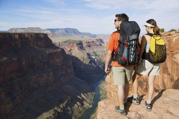 Thứ hai là cần phải đặc biệt quan tâm tới thông tin vốn hiểu biết về: thời tiết, đường đi, địa hình, sinh hoạt của địa điểm phượt Tết để có sự chuẩn bị tốt nhất. Bạn có thể tham khảo kinh nghiệm đi phượt của từng địa điểm trước đó của các phượt thủ ở các diễn đàn. Tránh những trường hợp thời tiết không tốt, đừng nên mạo hiểm và thách thức cả tạo hóa.