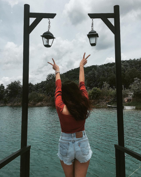 Đến đây, bạn sẽ được tha hồ chụp ảnh với hồ nước xanh trong veo, tạo dáng với cây cầu gỗ, chiếc xích đu. Ảnh: anna_ho95.