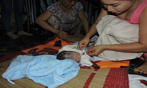 Nu sinh vien DH noi gi khi vut con so sinh ben duong?