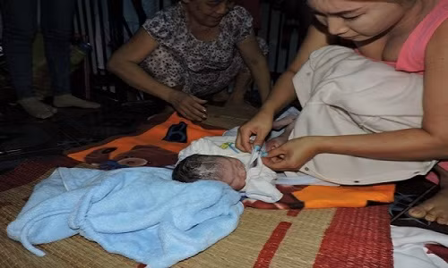 Nu sinh vien DH noi gi khi vut con so sinh ben duong?