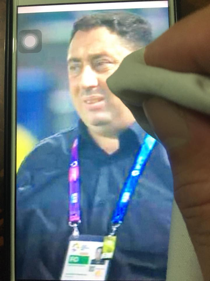 Nỗi buồn của HLV Syria được NHM Việt Nam san sẻ và lau khô.