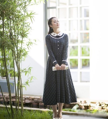 Khuôn mặt trắng trẻo, thanh tú cùng với mái tóc dài đen nhánh khiến cho Đường Đinh Đinh nhẹ nhàng nhưng không kém phần quyến rũ.