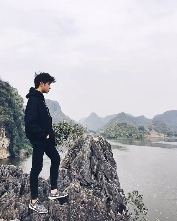 Tuy nhiên, gạt qua tất cả với ngoại hình sáng, dáng vẻ thư sinh và đặc biệt là làn da trắng, chàng hot boy thu ngân vẫn nhận được sự yêu mến của cộng đồng mạng, đặc biệt là phái nữ. Ảnh trong bài: FBNV.