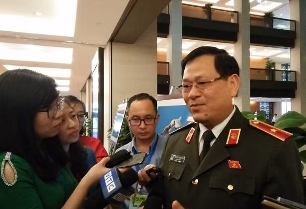 Hanh trinh bat 8 ke lien quan vu 39 nguoi chet o Anh qua loi ke cua tuong Nguyen Huu Cau