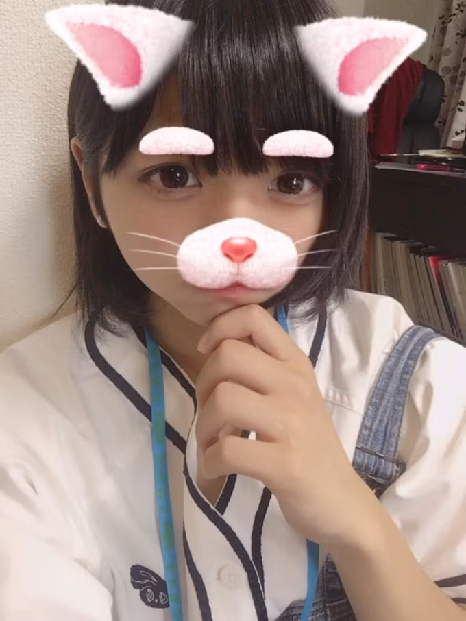  Chàng trai Nhật Bản này thường xuyên chia sẻ những hình ảnh tự sướng xinh đẹp long lanh với đôi mắt to ngơ ngác, cặp môi anh đào mỏng manh, thân hình gọn gàng nhưng Ginsyamu chưa từng coi mình là "nữ thần trung học" như những cư dân mạng vẫn tung hô.