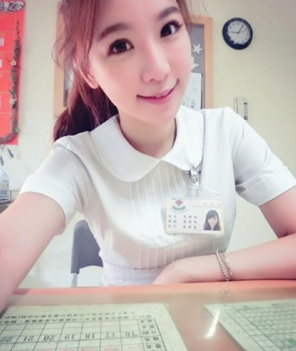 Sở hữu vẻ ngoài thanh thoát, ưa nhìn với nước da trắng hồng, đôi mắt to và nụ cười đáng yêu, cô gái trong loạt ảnh mới gây sốt mạng Trung Quốc và một vài quốc gia châu Á khác được dân mạng đặt cho biệt danh “nữ y tá xinh đẹp nhất Đài Loan, Trung quốc” hoặc “hot girl y tá”.