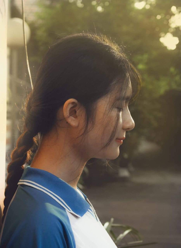 Hoài Thu sở hữu làn da trắng hồng, sống mũi cao, thẳng tắp, đôi mắt cười sáng bừng và nụ cười hút hồn làm không ít các nam sinh Bách Khoa đứng ngồi không yên.