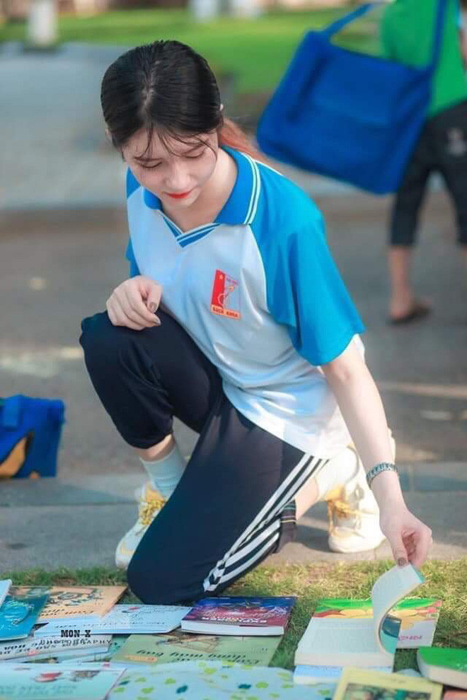 Ngoài giờ học ở trường, Hoài Thu hay tham gia các lớp phát triển bản thân, kỹ năng giao tiếp và có học thêm tiếng Trung. Vì theo ngành kỹ thuật nên nếu có cơ hội trau dồi thêm một ngôn ngữ mới chắc chắn CV xin việc của cô bạn sẽ lung linh hơn bao giờ hết.