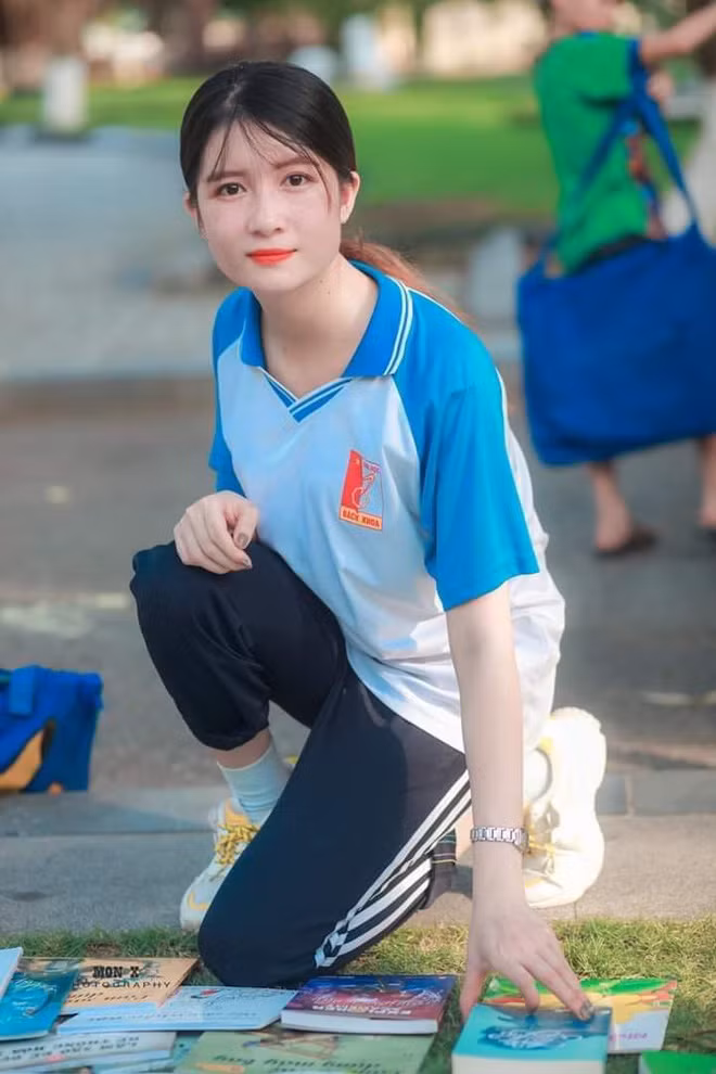 Do bố mất sớm, Hoài Thu đã có ý thức tự lập ngay từ nhỏ, mạnh mẽ để phần nào đỡ thần cho mẹ nên ngay khi mới vào trường, cô bạn này đã chăm chỉ làm thêm bên cạnh việc học tập.