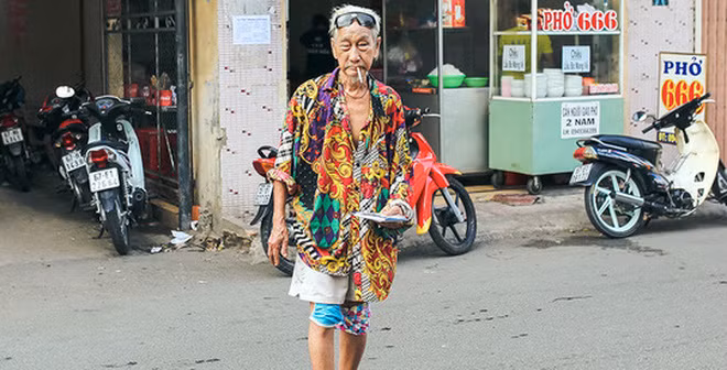 Trước đó, vào giữa tháng 7/2016, cư dân mạng từng một phen "nghiêng ngả" trước cụ ông bán vé số tại Châu Đốc (An Giang) với phong cách thời trang cực màu mè, hoa lá của mình.