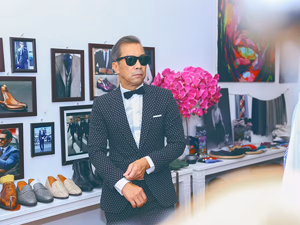 Ở tuổi xế chiều, quý ông Thuận Nguyễn vẫn giữ được phong độ đầy nam tính và cuốn hút khi mặc những món trang phục trẻ trung như áo thun ôm sát, cardigan dáng dài, giày thể thao. Ảnh: FBNV.