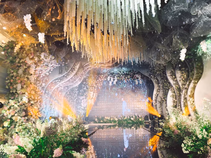 Mới đây, một số hình ảnh lễ cưới của nữ hoàng Rick Kid Việt đã được tiết lộ. Đặc biệt, sự xa hoa và không gian lộng lẫy như cổ tích khiến CĐM không khỏi choáng ngợp.