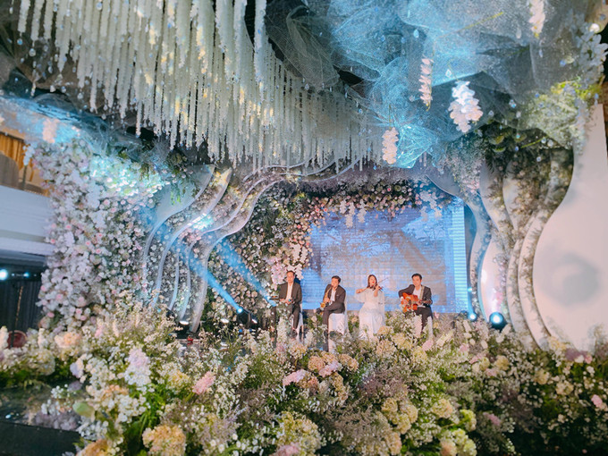 Dàn nhạc sống được gia đình mời về để biểu diễn phục vụ quan khách.