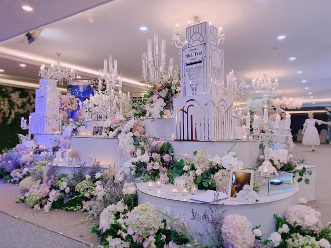 Nơi đặt thùng tiền mừng của khách mời hai bên cũng được trang trí hết sức cầu kì.