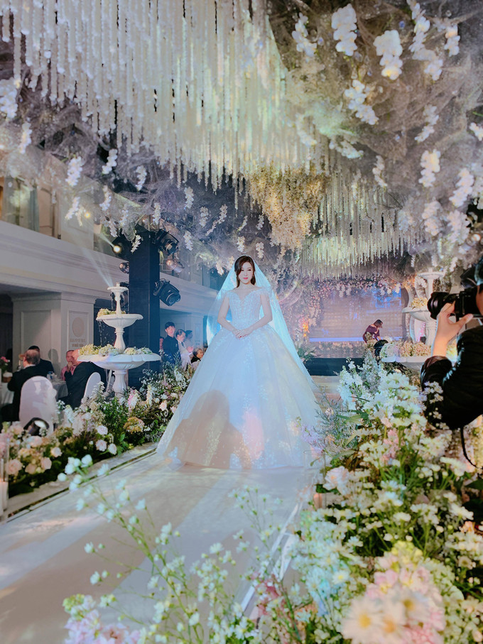 Cô dâu Trinh Hoàng xuất hiện như nàng công chúa kiêu sa, lộng lẫy. Bộ váy cưới của cô được dự đoán là có giá 'trên trời' với thiết kế cầu kỳ, đính pha lê, đá quý.