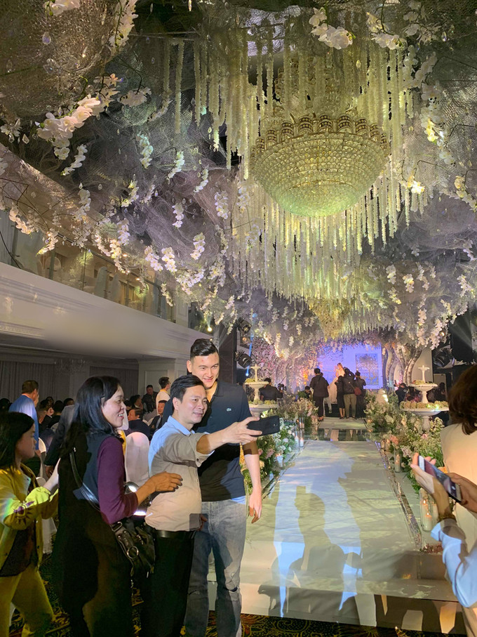 Đặc biệt là sự xuất hiện của thủ môn Lâm Tây. Anh vui vẻ chụp ảnh cùng người hâm mộ trong tiệc cưới của hai người bạn thân.