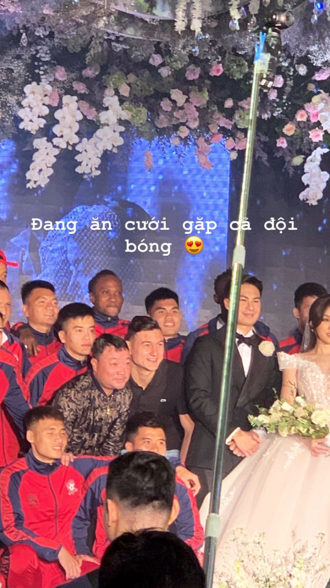 Bên cạnh những bạn bè là các thiếu gia, tiểu thư con nhà danh giá của cô dâu chú rể, tiệc cưới này còn có rất nhiều cầu thủ của CLB Hải Phòng đến chung vui. Đặc biệt trong đó có sự góp mặt của thủ môn của ĐTQG Việt Nam - Đặng Văn Lâm bay từ Thái Lan về.
