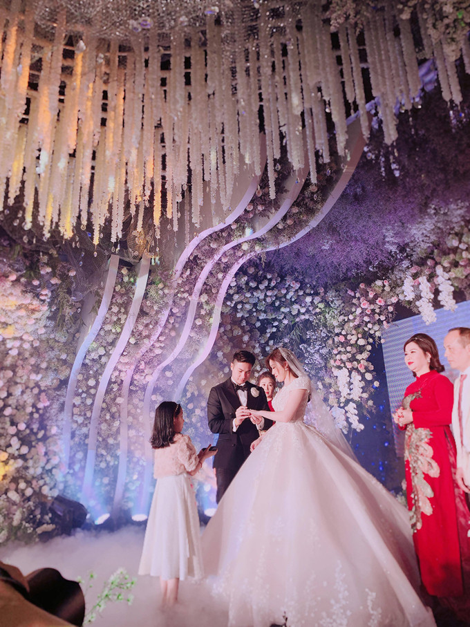 Cô dâu chú rể trao nhẫn trong sự chứng kiến của quan khách và hai bên gia đình.