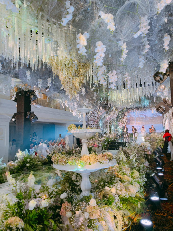 Được biết, địa điểm tổ chức hôn lễ là trung tâm tiệc cưới cao cấp thuộc sở hữu của gia đình Trinh Hoàng. Phía bên trong, không gian được phủ đầy hoa tươi nhập khẩu theo ý tưởng "rừng hoa" mà cô dâu yêu thích.