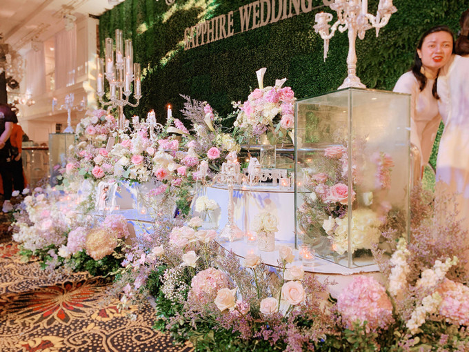 Khu vực chưng ảnh cưới của cô dâu chú rể cũng được bài trí với nhiều loại hoa đắt tiền. Để thực hiện được không gian này, được biết ê-kíp tổ chức tiệc cưới đã phải huy động 50 nhân sự gấp rút tiến hành sắp đặt các chi tiết trang trí vào đúng vị trí
