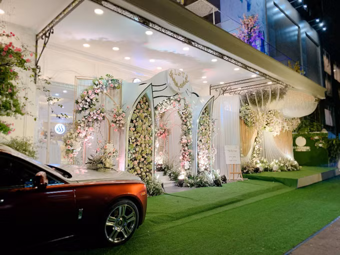 Sau nhiều ngày chờ đợi, Trinh Hoàng và chồng đã chính thức tổ chức tiệc cưới tại Hà Nội vào hôm qua (17/3). Hôn phu của cô là Jay Trần, một doanh nhân tại Mỹ