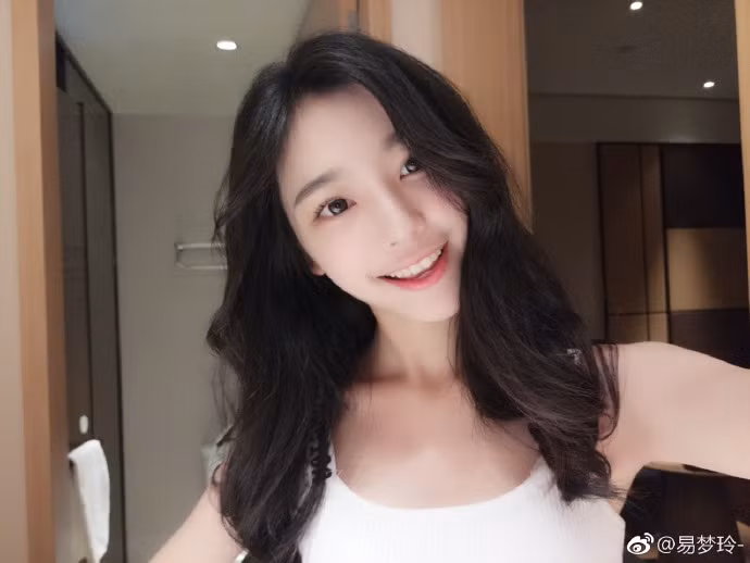 Chỉ nhìn từ góc nghiêng thôi cũng đủ thấy được vẻ đẹp đáng ghen tị của Mộng Linh. Bên cạnh đó, cô bạn tuổi 20 này còn được trời phú cho làn da trắng hồng, sống mũi cao rất Tây, chiều cao đáng ngưỡng mộ. Tất cả những nét hoàn hảo ấy đã gây "thương nhớ" cho biết bao chàng trai Việt.