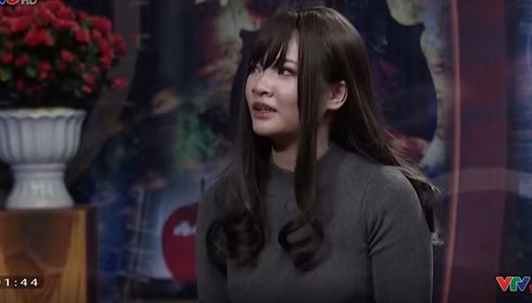 Minh Châu xuất hiện trên sóng truyền hình trong một phóng sự về game. Cô bạn mặc đồ thường ngày, trang điểm khá đậm nhìn già hơn trong những bức ảnh đăng trên Facebook rất nhiều.