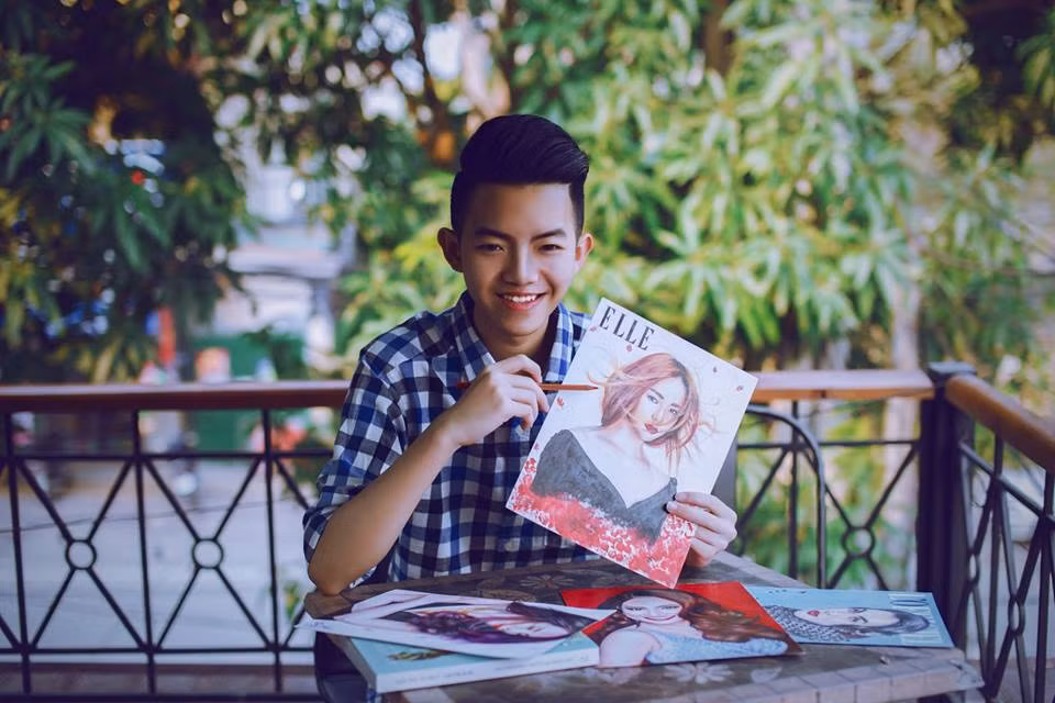 Thời gian gần đây, nam sinh 10X Phan Đăng Hoàng được cộng đồng mạng chú ý tới bởi tài vẽ tranh truyền thần đẹp như thật.