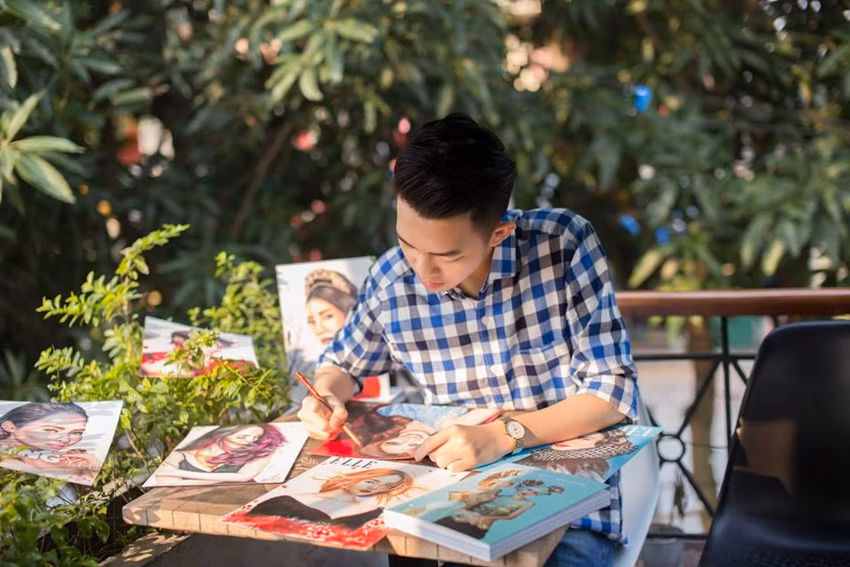 Từ cuối năm 2013, Đăng Hoàng bắt đầu tập vẽ truyền thần. Dù không qua trường lớp đào tạo nào. Những tác phẩm của chàng sinh năm 2000 này để lại nhiều ấn tượng đối với mọi người, đặc biệt là sự quan tâm của cộng đồng mạng.