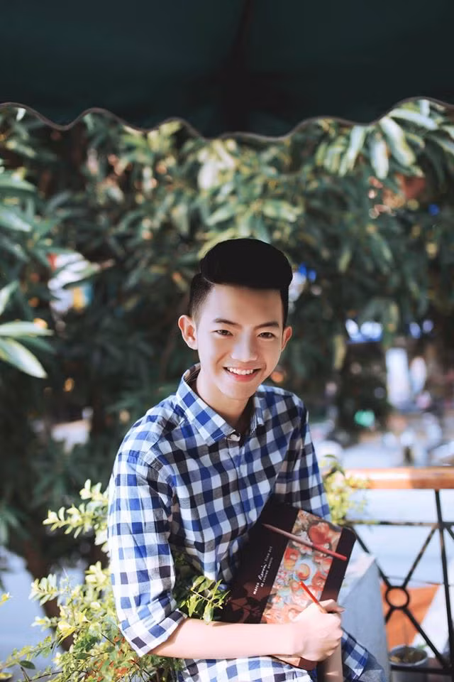 Đăng Hoàng chia sẻ từ khi lên 3 tuổi đã bắt đầu mày mò tập vẽ tranh. Chàng trai 10X này cũng từng tham gia một số cuộc thi vẽ tranh ở Thành phố và đều giành giải nhất.