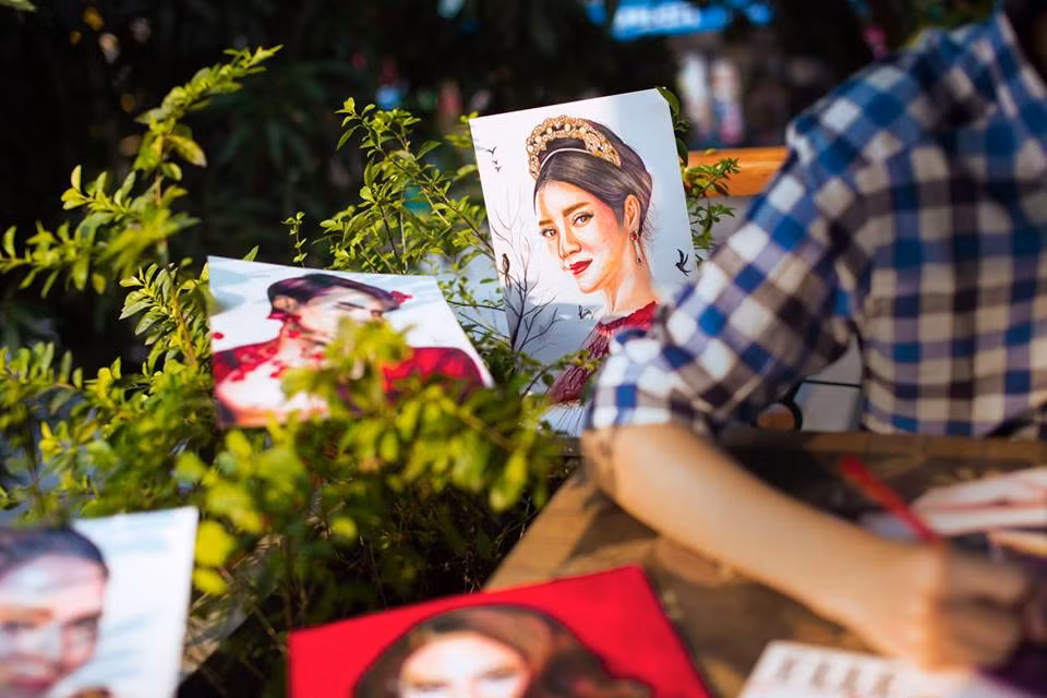 Hầu hết mọi tác phẩm của cậu bạn này đều vẽ những người nổi tiếng, từ Phạm Hương, Thu Minh, Minh Hằng đến Thủy Tiên.