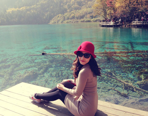 Ngũ Sắc trì là hồ sâu 6,6m, rộng gần 3.000m với màu nước biếc trong vắt đến kỳ lạ nhìn sâu xuống tận đáy. Hồ nước là một điểm nhấn giữa cảnh sắc thiên nhiên tuyệt mỹ của rừng cây cùng với đồi núi hoang sơ nguyên thủy.