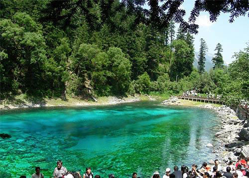 Thiên đường hạ giới Cửu Trại Câu gồm tổng cộng 114 hồ lớn nhỏ và hơn 17 thác nước, bạn sẽ không thể đi hết trong 1 ngày.