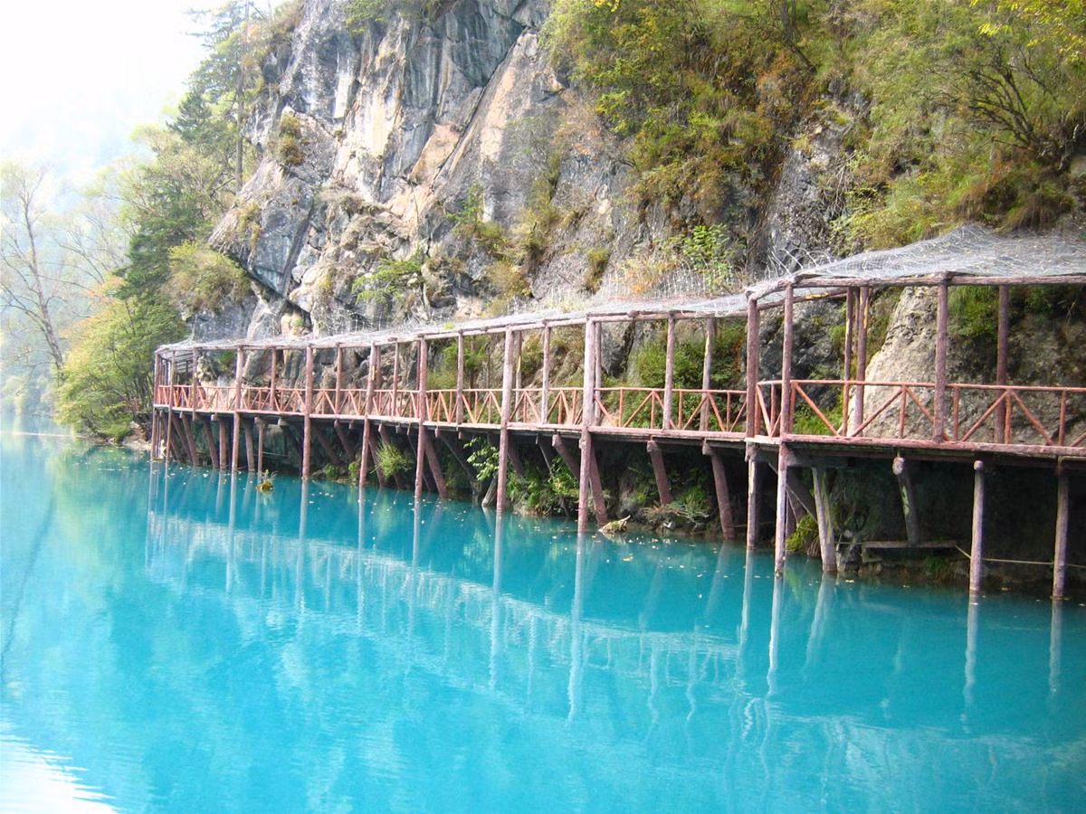 Cửu Trại Câu gồm tổng cộng 114 hồ lớn nhỏ và hơn 17 thác nước, bạn sẽ không thể đi hết trong 1 ngày nhưng có một số điểm nổi bật nhất mà bạn không nên bỏ qua.