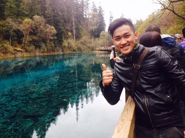 Cũng theo các du khách từng đến Cửu Trại Câu thì tới đây bạn nên mua các loại thuốc bắc, nấm, thảo dược của người dân tộc Tạng A Ba sống ở đây. Thịt bò Yak cũng rất ngon và nhiều đạm.