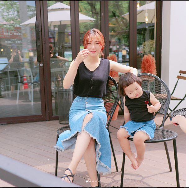 Theo một số chia sẻ báo chí tại Hàn Quốc, bà mẹ trẻ của Hye Ju thường đưa cô bé đi dạo phố, mua sắm, uống cafe và bắt trọn mọi khoảnh khắc đáng yêu của con để chia sẻ với mọi người.